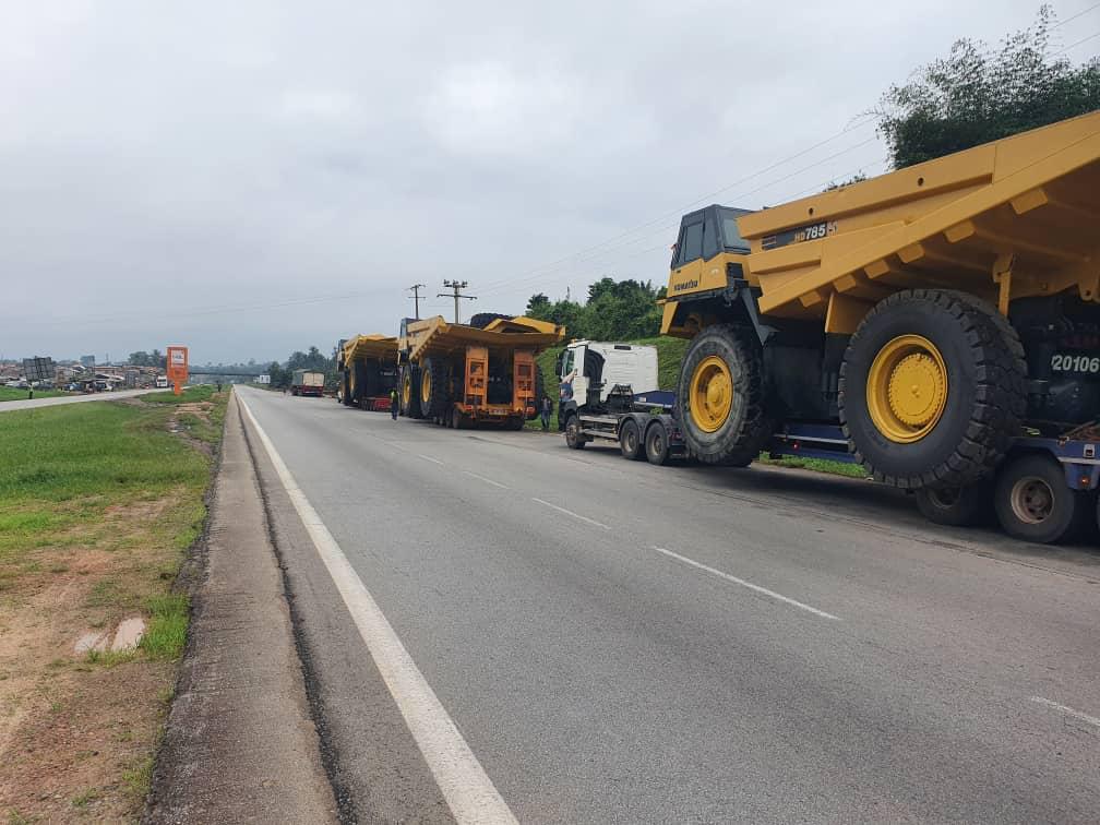 Premier tombereau minier transporté sur remorque